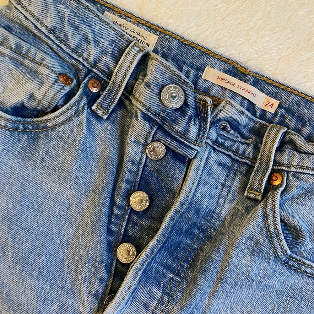 light wash Levi’s ribcage straight jeans